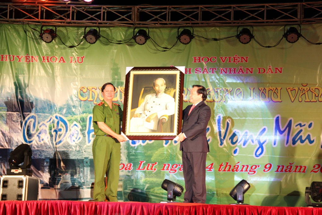 Đồng chí Chủ tịch UBND tỉnh Ninh Bình tặng Học viện Cảnh sát nhân dân bức ảnh chân dung Bác Hồ